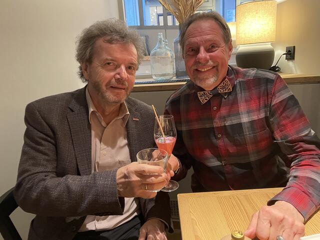 WK-Villach-Bezirksstellenleiter Christian Fitzek und Ex-"Turmstüberl"-Wirt Leo Schuster in Feierlaune. | Foto: MeinBezirk.at