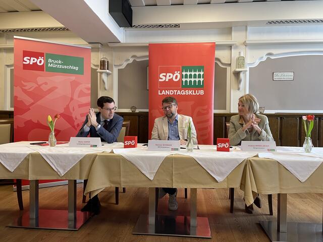 Bilanz-Pressekonferenz in Bruck: LAbg. Stefan Hofer, Klubobmann Hannes Schwarz und Bgm. Andrea Winkelmeier. | Foto: Kern