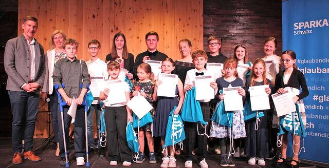 Alexander Lener (Sparkasse Schwaz) mit Sonja Melzer (LMS Schwaz) und den zahlreichen Musiktalenten der LMS Schwaz bei der Preisverleihung im Feuerwerk Fügen. | Foto: Landesmusikschule Schwaz