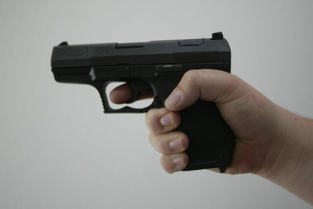 Eine 65-jährige Frau bedrohte ihren jüngeren Nachbarn mit einer mutmaßlichen Schusswaffe. (Symbolfoto) | Foto: Franz Neumayr