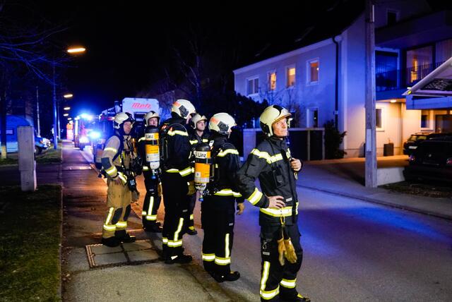 Gestern Abend rückte die Berufsfeuerwehr Linz zu einem Wohnhaus im Linzer Stadtteil Kleinmünchen aus. Im Bad war ein Feuer ausgebrochen. Die Ursache ist noch unklar. | Foto: Fotokerschi.at/Taras Panchuk