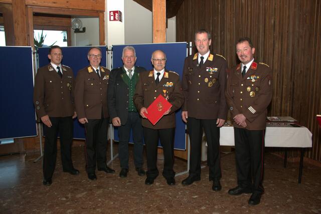Auch Altbürgermeister Karl Fadinger (3.v.l.) aus St. Michael nahm an der Wehrversammlung der FF St. Michael teil.  | Foto: FF St. Michael