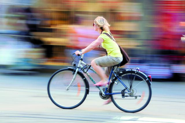 An der Ecke Josefgasse/Auersperggasse sollen Fußgängerinnen und Fußgänger vor zu schnellen Radfahrerinnen und Radfahrern geschützt werden. (Symbolbild) | Foto: iStock
