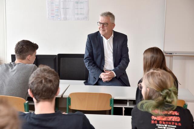 LR Joseph Schwaiger in der LFS Tamsweg | Foto: Land Salzburg / Franz Neumayr 22.3.2024