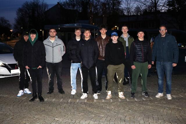 Stadtrat für Jugend Marco Luksch mit den Stellungspflichtigen bei der Abfahrt am Morgen des 18. März. | Foto: Foto: Gde. Schwechat