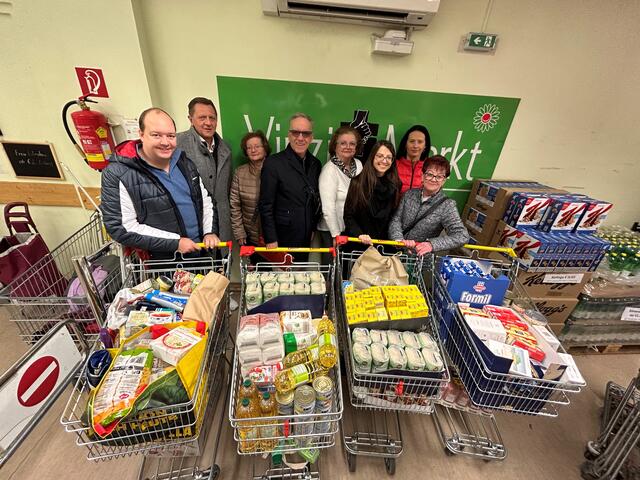 V.l.n.r.: Bezirksrat Manuel Kosazky, Bezirksvorsteher Thomas Steinhart, Bezirksrätin Susanna Kokoll, Gemeinderat Rudi Kaske (alle SPÖ), Obfrau der Vinzenzgemeinschaft Karin Feiler, Gemeinderätin Ewa Samel, Bezirksvorsteher-Stellvertreterin Ramona Miletic (beide SPÖ) | Foto: SPÖ Simmering