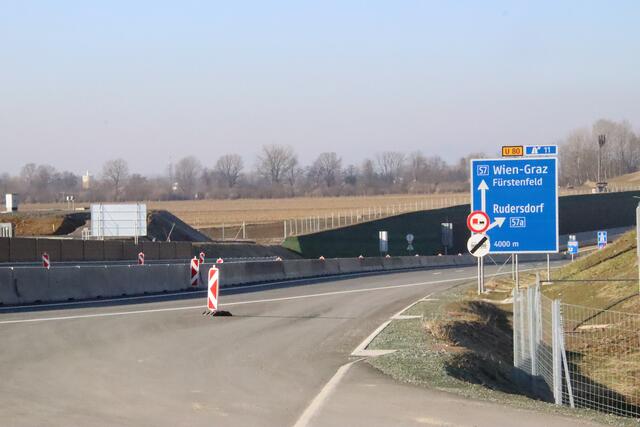 "Dieses völlig veraltete Straßenprojekt frisst sich wie ein Geschwür durch die Natur", kritisierte Grünen-Naturschutzsprecher LAbg. Wolfgang Spitzmüller anlässlich der Eröffnung. | Foto: Martin Wurglits
