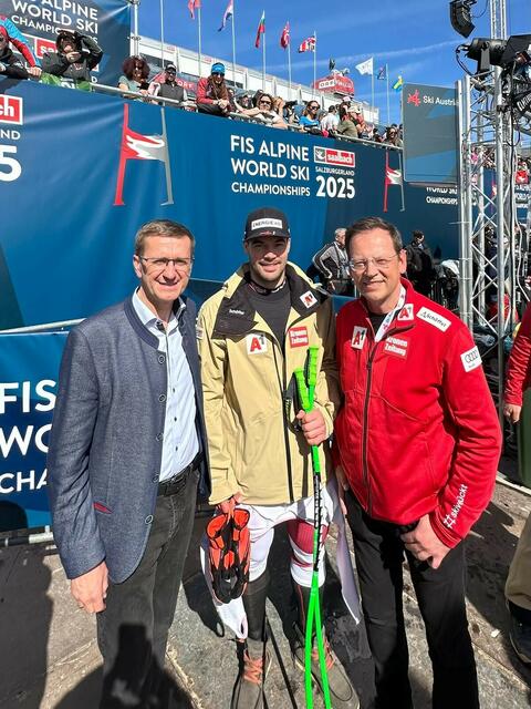 V. l.: Wirtschafts- und Sport-Landesrat Markus Achleitner, Vincent Kriechmayr und Mag. Klaus Kumpfmüller, Präsident des Landesskiverbandes OÖ. | Foto: Land OÖ