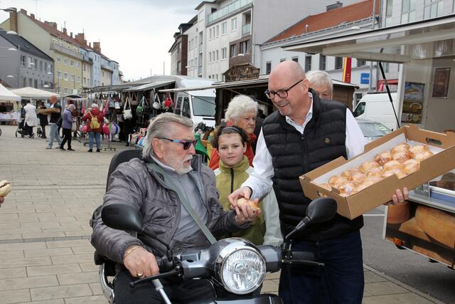 Vizebürgermeister Christian Habisohn bei der Pinzenverteilung am Schwechater Markt. | Foto: Foto: Gde. Schwechat