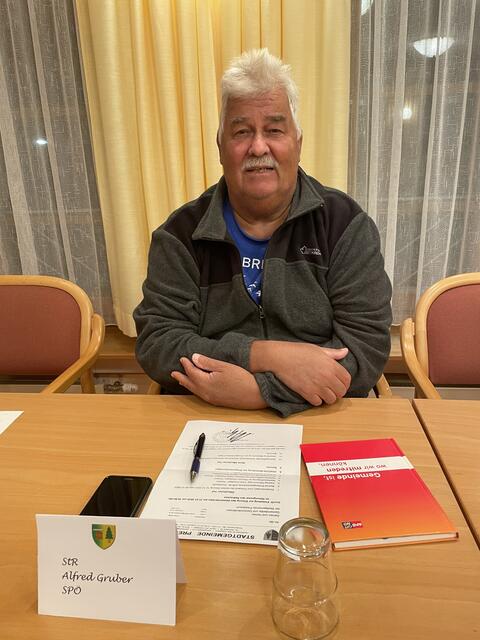Alfred Gruber bringt einen Dringlichkeitsantrag.