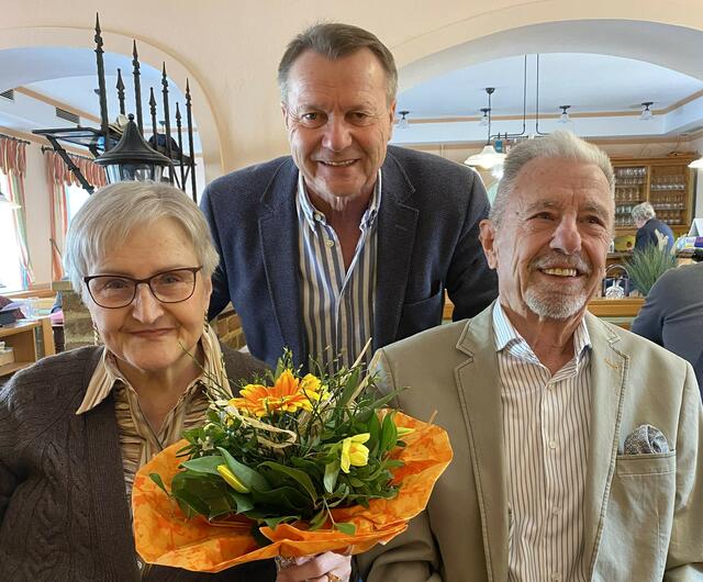 Alexander Dominkovics aus Hauskirchen feierte seinen 85. Geburtstag. Als Gratulant fand sich natürlich auch Bürgermeister Helmut Arzt ein. | Foto: Helmut Arzt