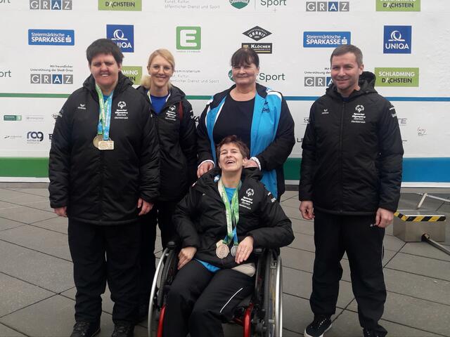 Das Team rund um die beiden Medaillengewinnerinnen. | Foto: Lebenshilfe