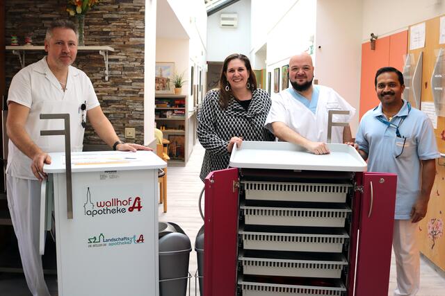 Mag. Christina Müller-Uri bei der Übergabe der Medikamentenwägen mit Leiter des Seniorenzentrums Oliver Jungwirth und seinem Team. | Foto: Foto: Gde. Schwechat