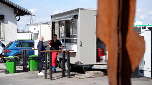  "Die fleischlosen Produkte sind besser als ihr Ruf. Die einzelnen Lebensmittel der "Pflanzerei" haben einen sensationellen Geschmack sowie eine super Konsistenz. Man muss diese Produkte nicht unbedingt mit Fleisch vergleichen. Es ist ganz was eigenes, aber das ist genau das, was ich als Wurstersatz anbieten kann", erklärt der Standbesitzer sein Vorgehen. | Foto: Stefan Schubert