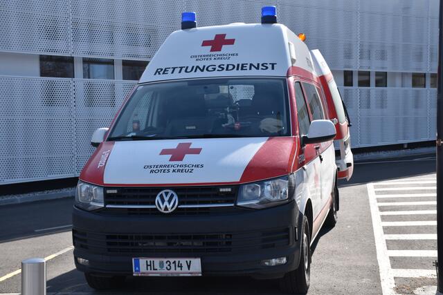 Zufällig kam ein Rotkreuz Auto zur Unfallstelle. | Foto: Alexandra Goll