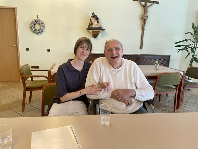 Seniorenbetreuerin Marlis Eibl und Bewohner Fritz Windisch bei der Lesung im Marienheim | Foto: Michalka