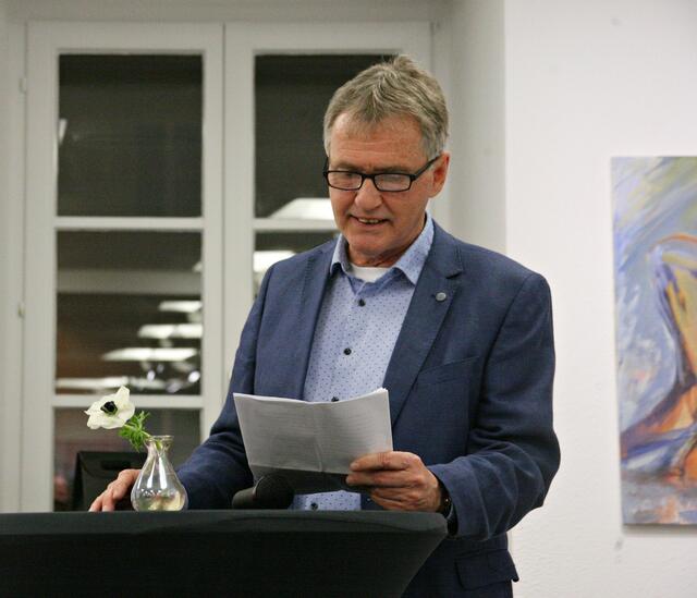 Markus Hauser, ehemaliger Kulturjournalist und langjähriger Freund der Künstlerin versorgte das Publikum mit Wissenswertem zu Bildern und zum Werdegang von Adelheid Schmid-Nuss.