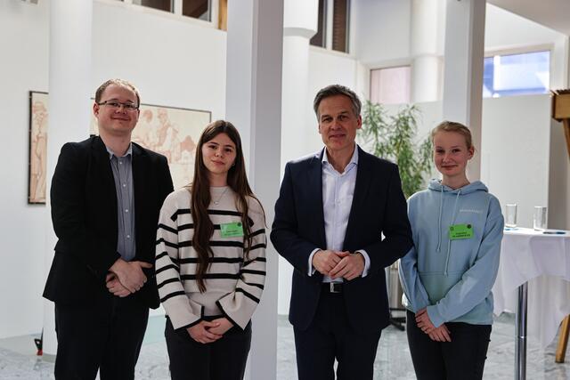 Finn Schaighofer (l.) mit ZIB-Star Tarek Leitner und zwei seiner Kandidatinnen vom Gymansium Werndlpark. | Foto: Reischl