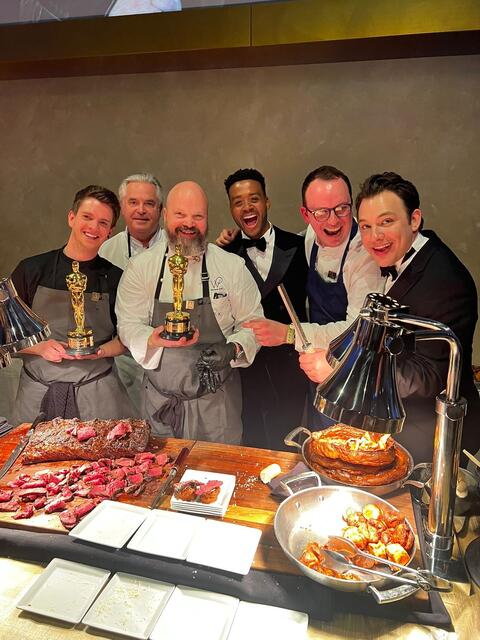 Für dieses Foto hat sich der Gastronomen-Team den Oscar für den besten Dokumentar-Kurzfilm kurz ausgeliehen. | Foto: privat