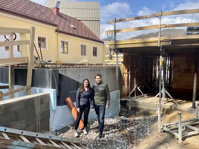 Sichtlich zufrieden mit dem gut voranschreitenden Baufortschritt beim Projekt „Kindergartenerweiterung &amp; Tagesbetreuungseinrichtung Lilienfeld“ sind Bauamtsleiterin Katharina Schubert und Bürgermeister Manuel Aichberger | Foto: Stadtgemeinde Lilienfeld