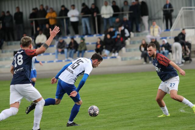 Josip Katusic (weiß-blau) brachte den Ennser Sportklub in der 53. Minute gegen Amateure Steyr mit 1:0 in Führung.