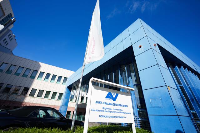 Bis Montag werden im Traumazentrum Brigittenau, dem früheren Lorenz-Böhler-Spital, noch Operationen durchgeführt. Bereits am 2. April will die Allgemeine Unfallversicherungsanstalt (AUVA) die Übersiedlung des Spitals an drei Ausweichstandorte abgeschlossen haben.  | Foto: EVA MANHART / APA / picturedesk.com