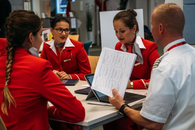 Die Gewerkschaft vida kritisiert, dass das vorgelegte Angebot der AUA in Wahrheit nur die rollierende Inflation von knapp acht Prozent ausgleichen würde. | Foto: alexcheban for Austrian Airlines