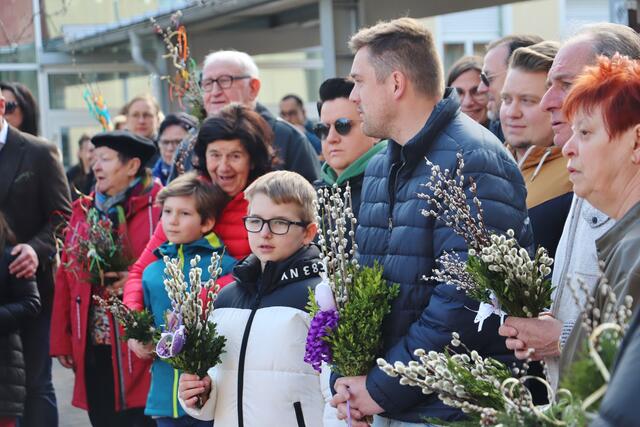 Zahlreiche Besucher kamen zur Palmweihe am Schulhof in Kalsdorf | Foto: Edith Ertl
