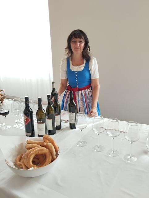 Fastenbeugel und Wein zur Stärkung im Marmorsaal | Foto: Veronika Frank