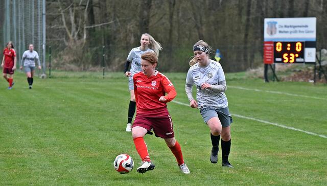 Kerstin Anderl (rotes Trikot) arbeitet hart, um die Spielkontrolle zu behalten.
 | Foto: Thomas Navratil