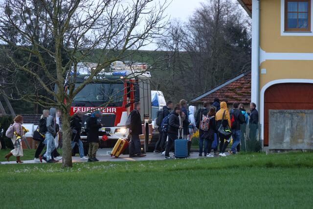 Die 90 Fahrgäste mussten ihre Reise mit dem Bus fortsetzen. | Foto: laumat/Matthias Lauber