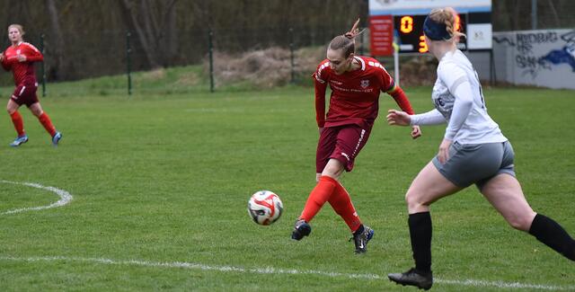 Lisa Stocker (rotes Trikot) brilliert mit zahlreichen präzisen Tiefenpässen
 | Foto: Thomas Navratil
