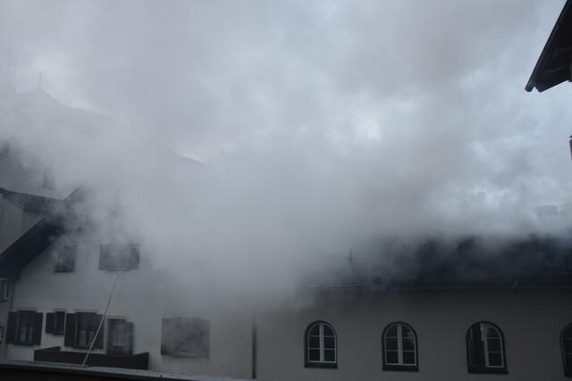 Der Dachtstuhl des Einfamilienhauses stand in Vollbrand.  | Foto: ZOOM-Tirol