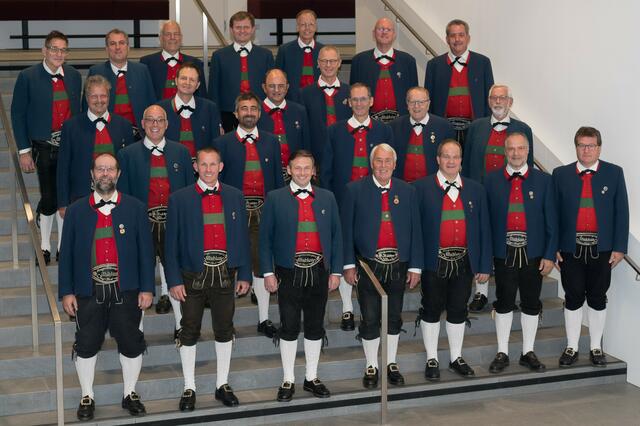 Die Mühlauer Sänger in ihrer schmucken Tracht werden als erster Chor Österreichs beim Internationalen Männerchorfestival in Cornwall mit dabei sein.  | Foto: Reinhold Sigl