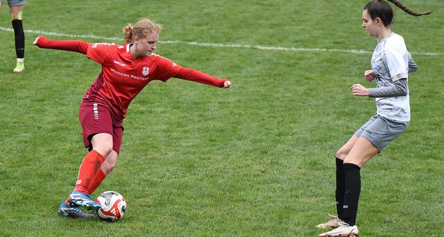 Leonie Pfeffer (rotes Trikot) ist maßgeblich am Spielaufbau beteiligt.
 | Foto: Thomas Navratil