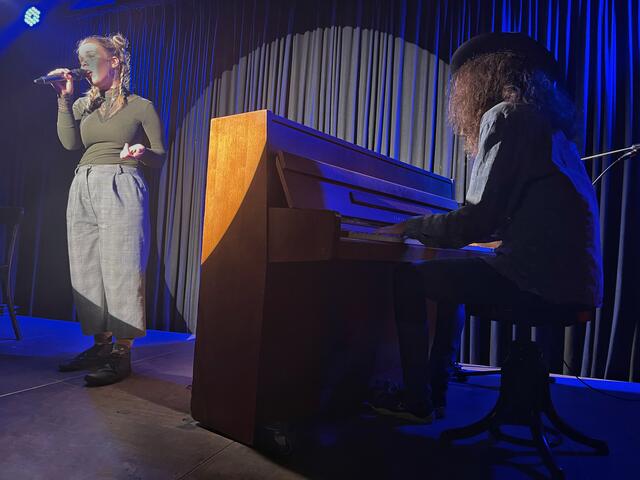 Das stimmgewaltige Duo Coleja aus Wien in humorvollem und ernstem Ton. | Foto: Franziska Pronneg