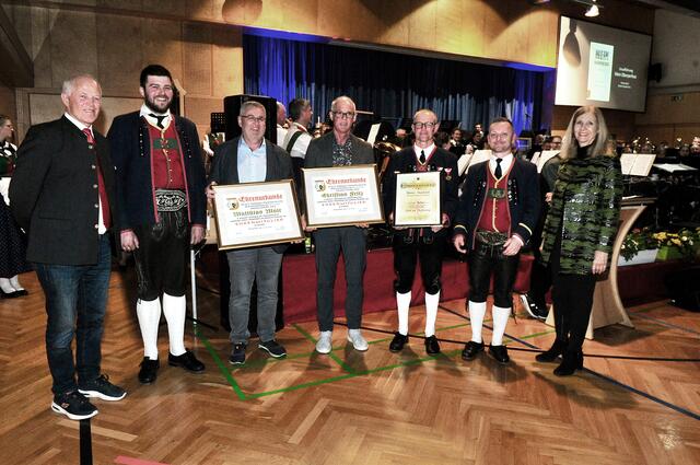 Gratulation für die neuen Ehrenmitgieder Matthias Mayr und Christian Fritz sowie für Michael Wegscheider für 40-jährige Mitgliedschaft (mit Urkunden v.l.n.r.)