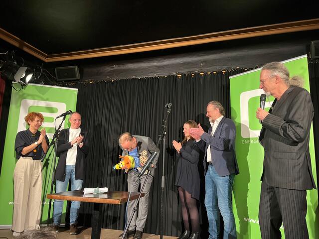 Thomas Gassner verbeugt sich vor dem applaudierenden Publikum. | Foto: Franziska Pronneg