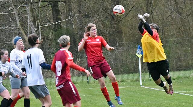 Sandra Halbmayer (rotes Trikot) kämpft in einem intensiven Luftduell. | Foto: Thomas Navratil