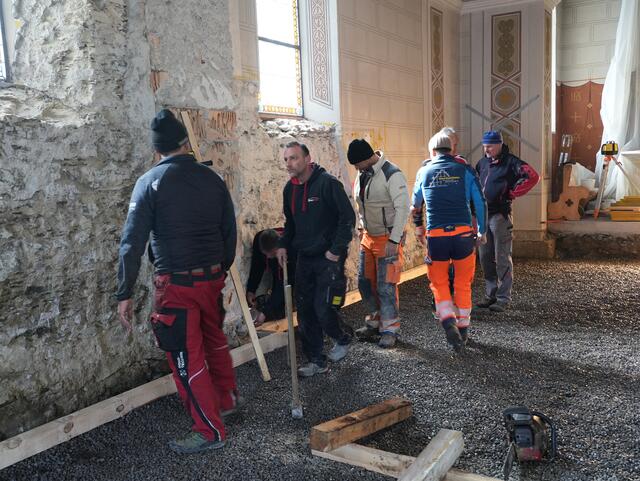 Viele Männer und Frauen in Leins beteiligen sich an der Renovierung der Kirche im Dorf. | Foto: Cincelli/Privat