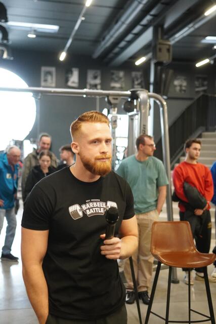 Fitnesscenter California Inhaber Roman Schweiger bei der Ansprache.