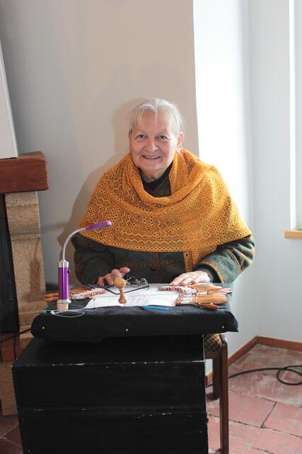 Klöppeln ist ein altes Handwerk, das Marietta Tröstl noch sehr gut beherrscht.