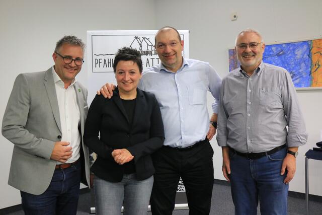 Bürgermeister Gerald Egger, Angelika Felckinger, Oliver Peschel und Obmann Alfons Egger vom Verein "Pfahlbau am Attersee" (v.l.). | Foto: Verein Pfahlbau am Attersee