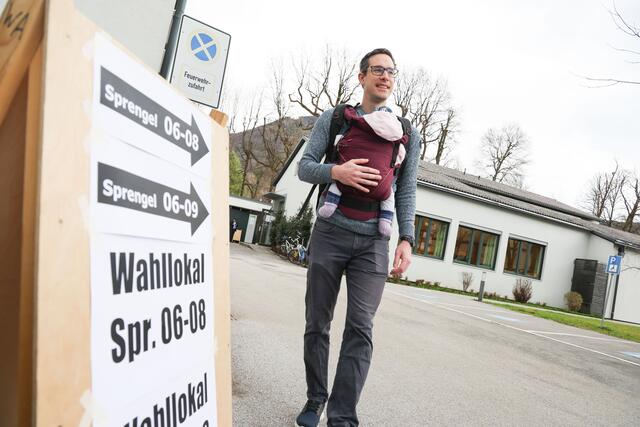 Kay-Michael Dankl auf dem Weg zur Stimmabgabe am Wahlsonntag vom 10. März 2024. Im Bild mit seiner Tochter | Foto: Neumayr
