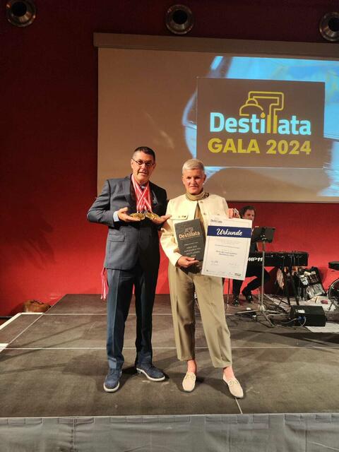 Destillata-Gala: Emmerich und Karin Kohlmann aus Horitschon wurden in den „Kreis der 12 auserwählten Destillerien 2024“ aufgenommen. 
 | Foto: Kohlmann