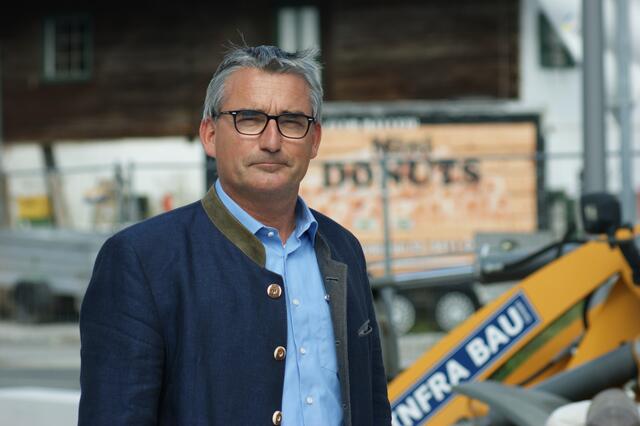 Der Oberalmer Bürgermeister Hans-Jörg Haslauer (ÖVP) setzte sich bei der Wahl durch. Der ÖVP-Kandidat hat den Vorsprung deutlich ausgebaut und für die Volkspartei das beste Ergebnis bei einer Direktwahl geholt.  | Foto: Martin Schöndorfer, 2022