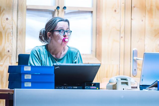 Silke Zorn spielt als Frau Schmoll die Hauptrolle im Stück. | Foto: Pernsteiner