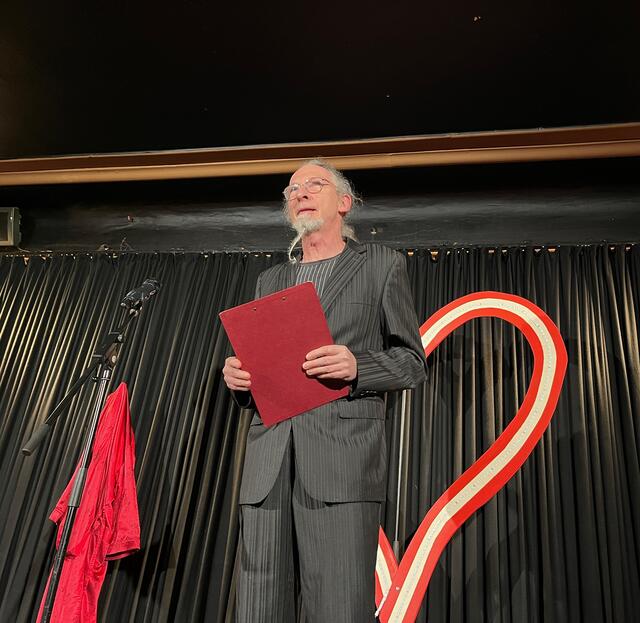 Moderator Simon Pichler führte durch den Abend. | Foto: Franziska Pronneg