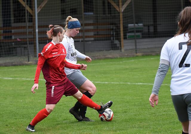 Lisa Stocker (rotes Trikot) zeigt eine beeindruckende Leistung bei der Balleroberung.
 | Foto: Thomas Navratil