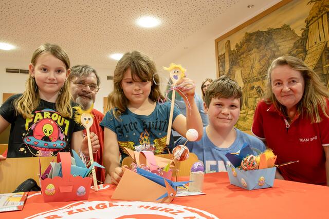 Selina, Hiller Wolfgang (Kinderfreunde), Elinja, Henrik und Hermine Tomek (Kinderfreude) präsentieren stolz ihre Kunstwerke | Foto: Harald Walzer